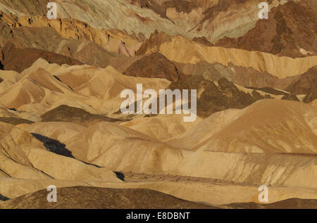 Die Badlands "Twenty Mule Team Canyon" in der Morgen Licht, Death Valley, Death Valley Nationalpark, Kalifornien, USA Stockfoto