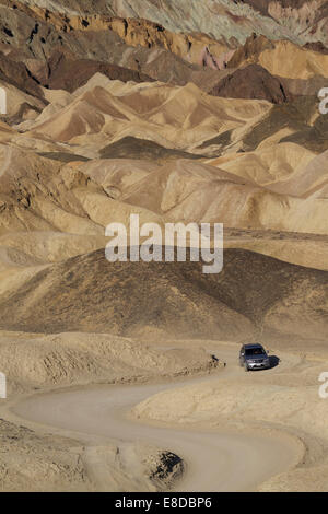 Auto fahren auf der Straße durch die Badlands "Twenty Mule Team Canyon" im Morgenlicht, Death Valley Stockfoto