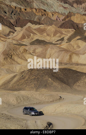 Auto fahren auf der Straße durch die Badlands "Twenty Mule Team Canyon" im Morgenlicht, Death Valley Stockfoto