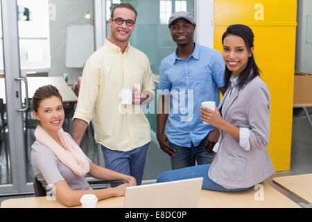 Kollegen mit Kaffeetassen in Pause im Büro Stockfoto