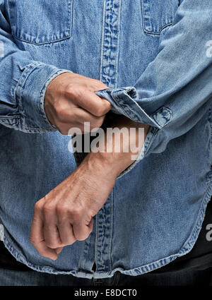 Mann in Jeanshemd Ärmel aufrollen Stockfoto