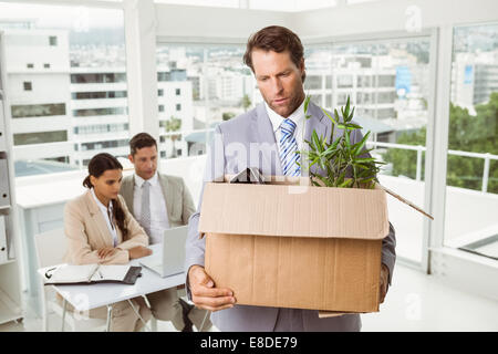 Geschäftsmann, tragen seine Habseligkeiten in box Stockfoto