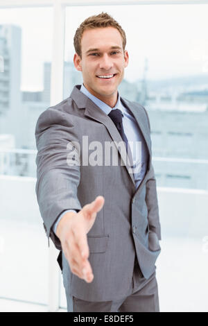 Porträt von smart Geschäftsmann bietet handshake Stockfoto