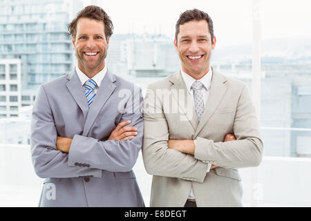Sicher glücklich Geschäftsleute im Büro Stockfoto