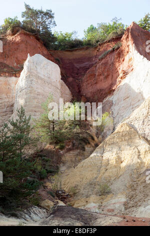 Die Website der Colorado von Rustrel, in der Provence: die Reste der Ocker Steinbrüche (Frankreich). Le Site du Colorado de Rustrel. Stockfoto