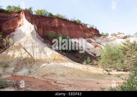 Die Website der Colorado von Rustrel, in der Provence: die Reste der Ocker Steinbrüche (Frankreich). Le Site du Colorado de Rustrel. Stockfoto