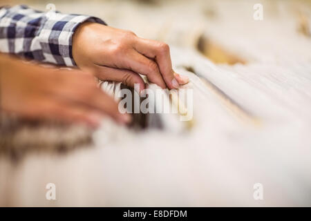 Hübsche Rothaarige Suche eine vinyl Stockfoto