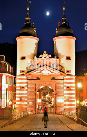 Deutschland: Nächtlicher Blick auf das mittelalterliche Portal der Heidelberg´s alte Brücke Stockfoto