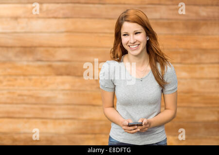 Hübsche Rothaarige senden SMS Stockfoto