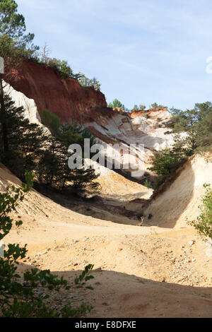 Die Website der Colorado von Rustrel, in der Provence: die Reste der Ocker Steinbrüche (Frankreich). Le Site du Colorado de Rustrel. Stockfoto