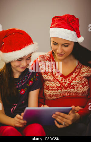 Festliche Mutter und Tochter mit tablet Stockfoto