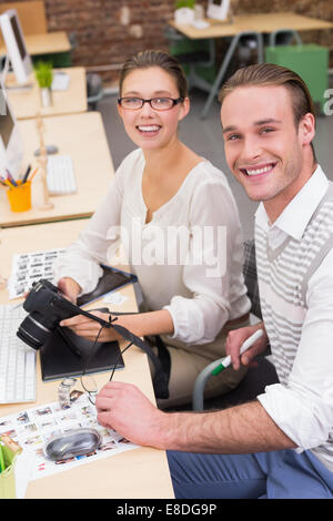 Lässigen Foto-Editoren mit Kamera im Büro Stockfoto