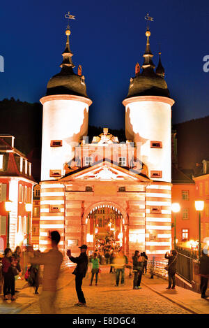 Deutschland: Nächtlicher Blick auf das mittelalterliche Portal der Heidelberg´s alte Brücke Stockfoto