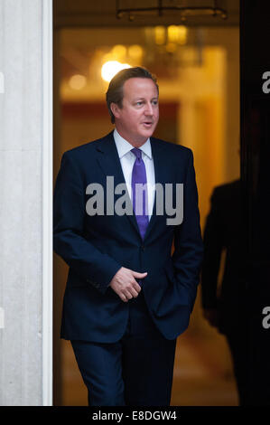 London, UK. 6. Oktober 2014. Der britische Premierminister David Cameron wartet auf die Ankunft der französischen Premierminister Manuel Valls (nicht abgebildet) in 10 Downing Street, am Montag, 6. Oktober 2014. Bildnachweis: Heloise/Alamy Live-Nachrichten Stockfoto