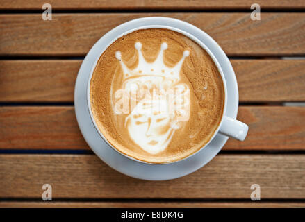 Königin Latte Art Kaffee Tasse auf einem Holztisch Stockfoto