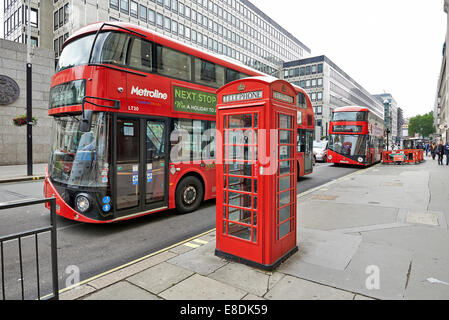 Rote Vintage Telefon Kabine und Bus in London am 7. Juni 2014 in London, Vereinigtes Königreich Stockfoto