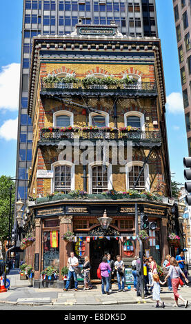 LONDON - 07. Juni: Pub - Albert - mit unbekannten Personen im 7. Juni 2014 in London. Es wurde 1862 erbaut und überlebte den Blitz Stockfoto