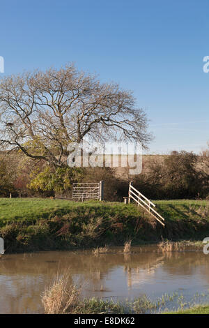 Alten Holzzaun nahe Fluss Stockfoto