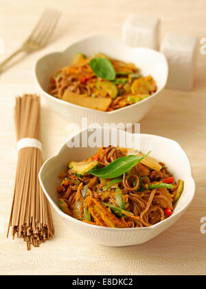 Soba-Nudeln mit Gemüse. Rezept zur Verfügung. Stockfoto