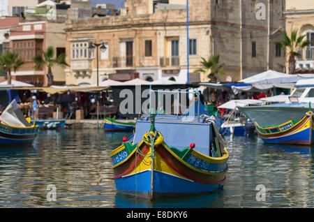 Malta, Marsaxlokk: Farbenfrohe Fischerboote aus Holz im meist fotografierten Hafen Maltas. Stockfoto