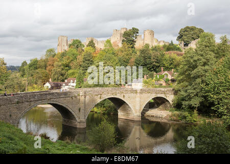 Dinham Brücke über den Fluß Teme und Ludlow Castle in Herbstfarbe, Ludlow, Shropshire, England, UK Stockfoto