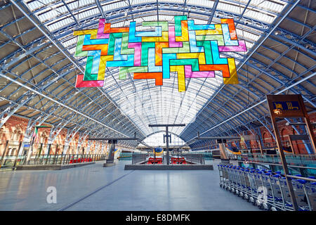 LONDON - JUNI 8.  Restaurierte und sanierte Bahnhof St. Pancras International und die Chromolocomotion von David Batchelor; Ju Stockfoto