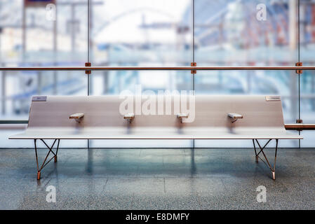 Leere Priorität Sitze in einem Bahnhof Stockfoto