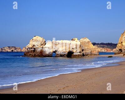 Große Felsen entlang der Küste, Praia da Rocha, Algarve, Portugal, Westeuropa. Stockfoto