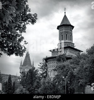 Schwarz / weiß Foto von Saint Nicolae (Nicholas) Kirche mit Kulturpalast im Hintergrund in Iasi, Rumänien. Stockfoto