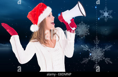 Zusammengesetztes Bild von festlichen blonde schreien über Megaphon Stockfoto