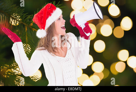 Zusammengesetztes Bild von festlichen blonde schreien über Megaphon Stockfoto