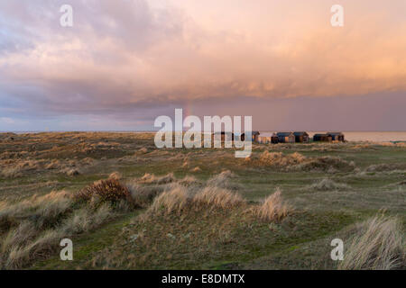 Einen Blick auf die Dünen und Fischerhütten am Winterton am Meer in Norfolk Stockfoto