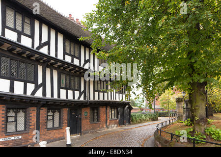 Die historischen 14. Jahrhundert Lychgate Cottages in Priorat Zeile, Coventry, Warwickshire, England, UK Stockfoto