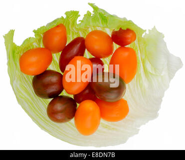 Verschiedene farbige Cherry-Tomaten in Salat auf einem weißen Hintergrund Stockfoto