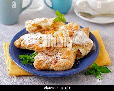Verpackte Käse und Rosinen. Rezept zur Verfügung... Stockfoto