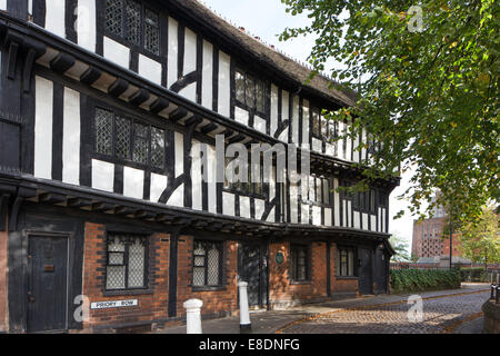 Die historischen 14. Jahrhundert Lychgate Cottages in Priorat Zeile, Coventry, Warwickshire, England, UK Stockfoto