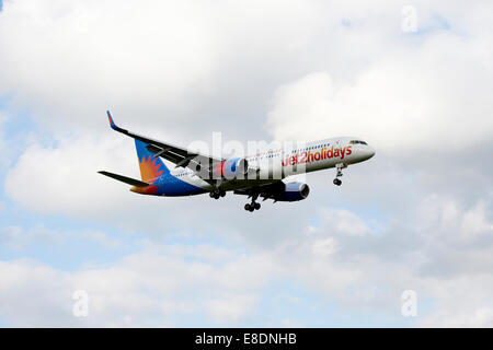 Jet2 Urlaub Jet2.com Boeing 757 G-LSAN landet auf dem Flughafen Leeds Bradford. Stockfoto