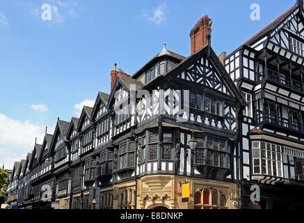 Tudor-Gebäude an der Ecke der Eastgate Street und St Werburgh Street, Chester, Cheshire, England, Vereinigtes Königreich, Western Europe. Stockfoto