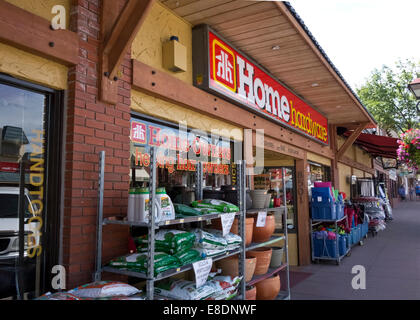 Home-Baumarkt mit Gartenbedarf auf dem Display in Osoyoos, Britisch-Kolumbien, Kanada. Blick auf Bürgersteig, außerhalb Store. Stockfoto