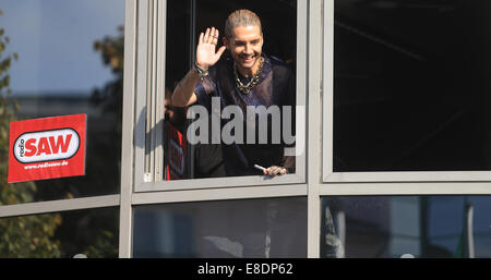 Magdeburg, Deutschland. 5. Oktober 2014. Bill Kaulitz von der Band "Tokio Hotel" winkt seinen Fans, nachdem ein offenes Konzert bei der Radiostation in Magdeburg, Deutschland, 5. Oktober 2014 sah. Foto: Jens Wolf/Dpa/Alamy Live News Stockfoto