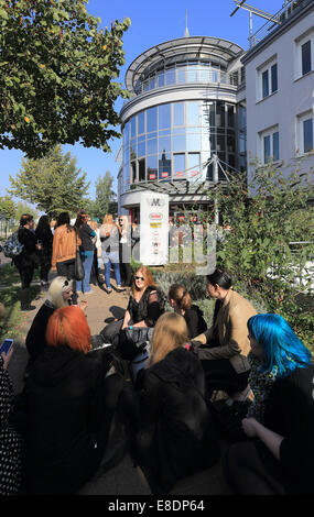 Magdeburg, Deutschland. 5. Oktober 2014. "Tokio Hotel" Fans warten bei der Radiostation Säge in Magdeburg, Deutschland, 5. Oktober 2014. Die Band gab ein offenes Konzert bei der Radiostation. Foto: Jens Wolf/Dpa/Alamy Live News Stockfoto