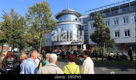 Magdeburg, Deutschland. 5. Oktober 2014. "Tokio Hotel" Fans warten bei der Radiostation Säge in Magdeburg, Deutschland, 5. Oktober 2014. Die Band gab ein offenes Konzert bei der Radiostation. Foto: Jens Wolf/Dpa/Alamy Live News Stockfoto