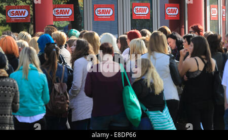 Magdeburg, Deutschland. 5. Oktober 2014. "Tokio Hotel" Fans warten bei der Radiostation Säge in Magdeburg, Deutschland, 5. Oktober 2014. Die Band gab ein offenes Konzert bei der Radiostation. Foto: Jens Wolf/Dpa/Alamy Live News Stockfoto