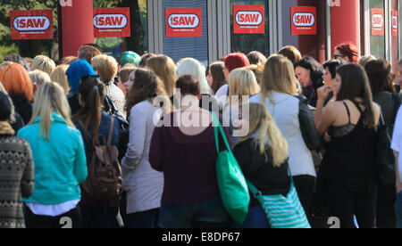 Magdeburg, Deutschland. 5. Oktober 2014. "Tokio Hotel" Fans warten bei der Radiostation Säge in Magdeburg, Deutschland, 5. Oktober 2014. Die Band gab ein offenes Konzert bei der Radiostation. Foto: Jens Wolf/Dpa/Alamy Live News Stockfoto