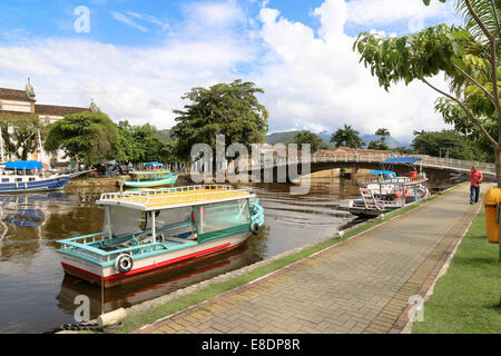 Parati Hafen und Brücke Stockfoto