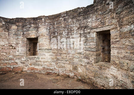 Runde zerstörten Interieur mit leeren Windows Stein der alten Festung Turm. Koporye Festung, Leningrad Oblast, Russland Stockfoto