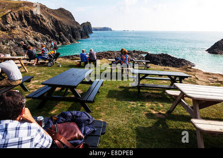 Kynance Cove Cornwall UK England Cornish Café-Tischen mit Blick Küste Küste Küste schroffen felsigen atemberaubende Landschaft Stockfoto