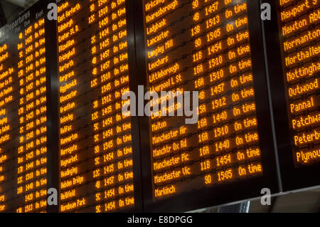 Nahaufnahme von Informationen Fahrplan anzeigen. Stockfoto