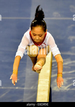 Nanning, China autonomen Region Guangxi Zhuang. 6. Oktober 2014. Chen Siyi von China führt auf dem Schwebebalken während der Frauen Quali-Runde der 45. Gymnastik-Weltmeisterschaften in Nanning, Hauptstadt von Süd-China Autonome Region Guangxi Zhuang, 6. Oktober 2014. 45. FIG künstlerische Gymnastik World Championships dauert von Oktober 3 bis 12 in Nanning. Bildnachweis: Liu Guangming/Xinhua/Alamy Live-Nachrichten Stockfoto