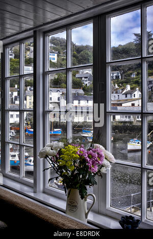 Blick durch das Fenster. Polperro Cornwall, Hafen durch ein Fenster mit Pansen. England, Großbritannien Stockfoto